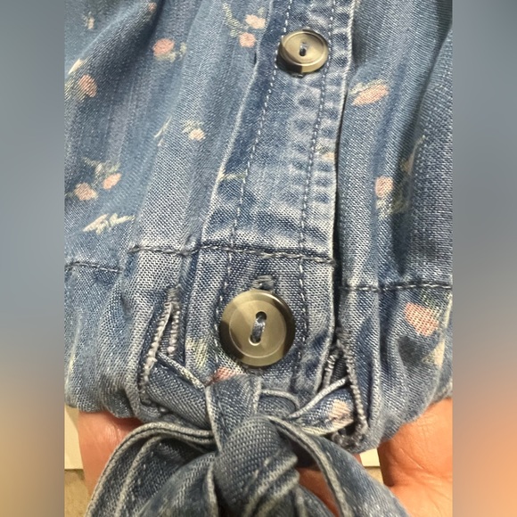 Sanctuary  Soft Denim  Top with Floral Prints size XL - Picture 6 of 12